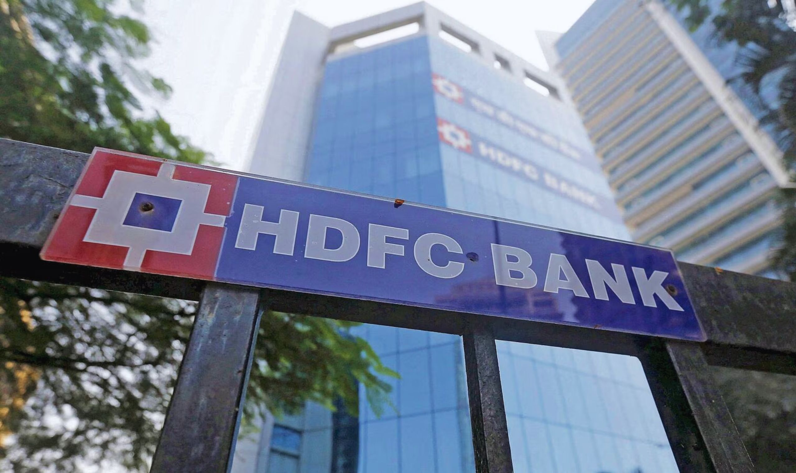 Analyzing HDFC Bank Share Movements: Is Now the Time to Invest or Divest?