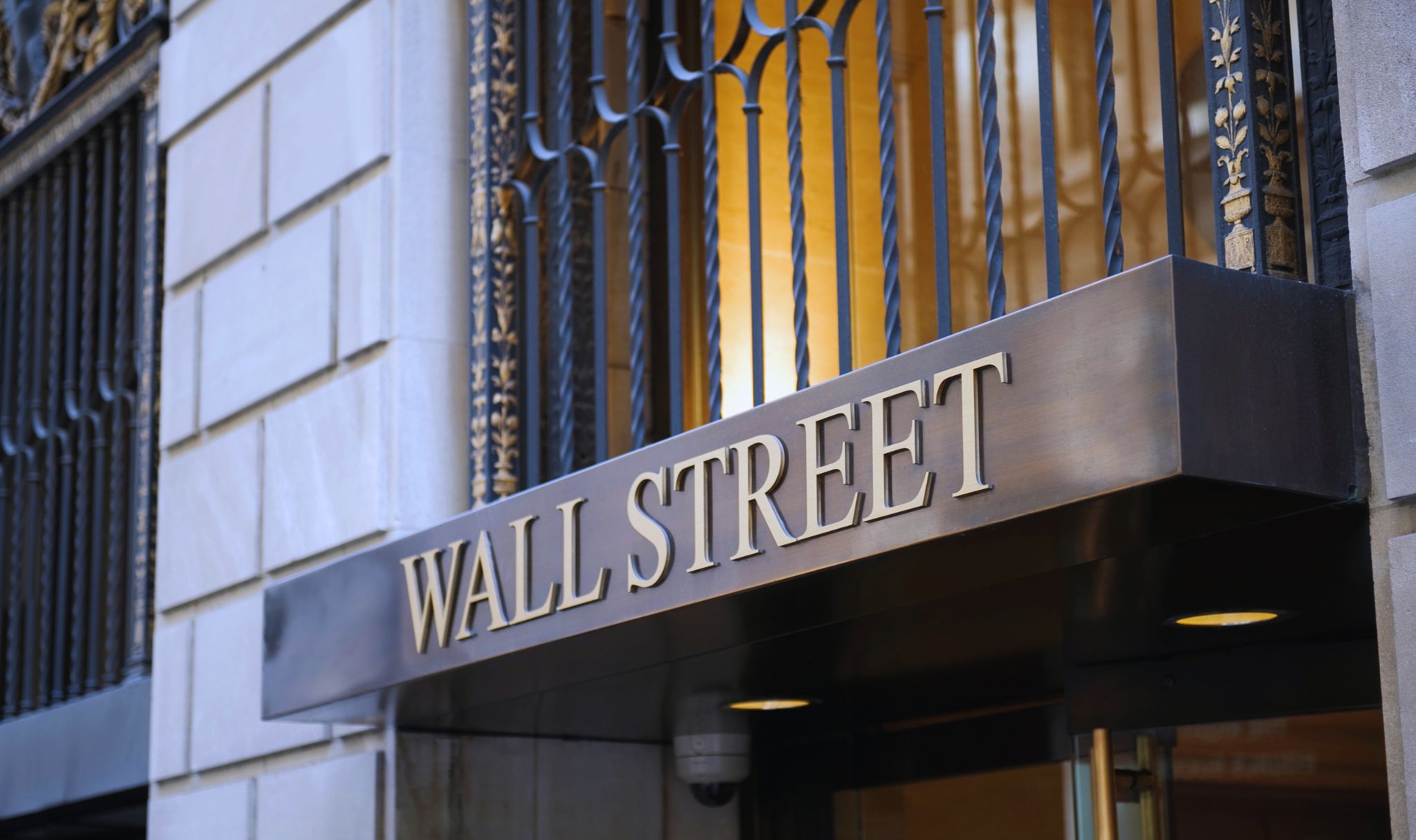 Wall Street Wavers as Fed Holds Rates, Market Eyes Outlook